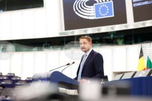 ЕК не отхвърля възможността за отнемане на запорираното в ЕС руско имущество, ако има законова възможност