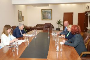 Министър Манол Генов се срещна с посланика на Румъния Бръндуша Предеску