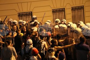 Двама души бяха арестувани при сблъсъци между студенти и полиция на протеста на Видовден в Белград