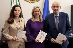МЗ и УНИЦЕФ с подарък за родителите: Книжки-помощници за ваксините и отглеждане на бебето • МЗ