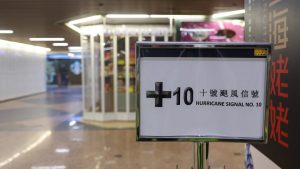 Защо сигналите на Тайфун Хонконг обикновено излизат на 20 минути след или до часа?