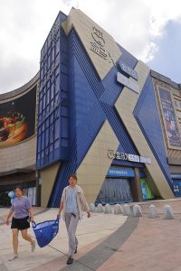 HEMA излиза от магазина за членство Биз