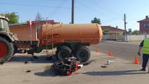 Мотористка е с опасност за живота след сблъсък с трактор