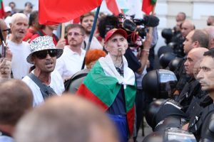Протестиращите в защита на българския лев достигнаха Дома на Европа, жандармерията направи кордон пред сградата