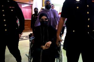 Явяването на малайзийския заподозрян в корупция в съда в инвалидна количка предизвика онлайн подигравки