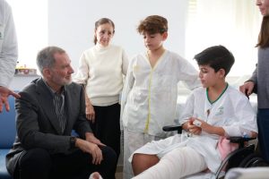 Испанските кралски особи посещават мястото на смъртоносната влакова катастрофа, докато страната е в траур