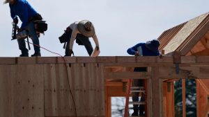 САЩ закриват 92 000 работни места като предупредителен знак за икономиката на Тръмп