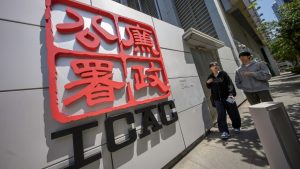 Бивш изпълнителен директор на застрахователния регулатор на Хонконг оправдан за неправомерно поведение