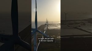 Уолстрийт се покачва към нови рекорди, докато цените на петрола се понижават